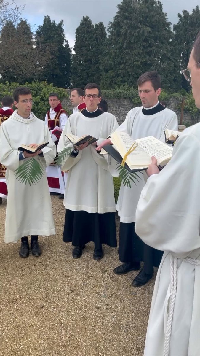 A beautiful Palm Sunday procession in France. A record number of 10000 adults and 7,400 teenagers are preparing to be baptized at Easter rites this year in the country. Video: Communauté Saint Martin
