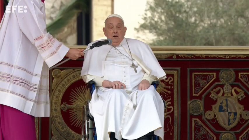 "Buen Domingo de Ramos, buena Semana Santa", dijo el papa Francisco al aparecer inesperadamente este domingo en la Plaza de San Pedro. Más en