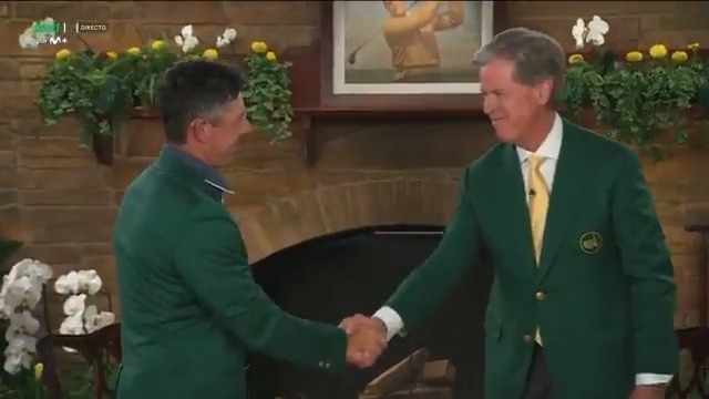 𝐑𝐨𝐫𝐲 𝐌𝐜𝐈𝐥𝐫𝐨𝐲 se enfunda la chaqueta verde. #TheMasters #AquíGritamosGolf