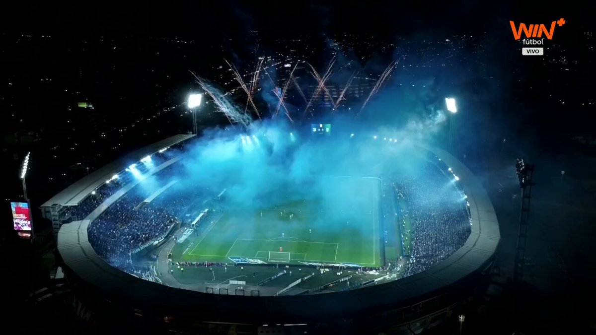 🏟️🔵⚽¡La hinchada de Millonarios alienta con todo en El Campín y se vive un gran ambiente! #LALIGAxWIN