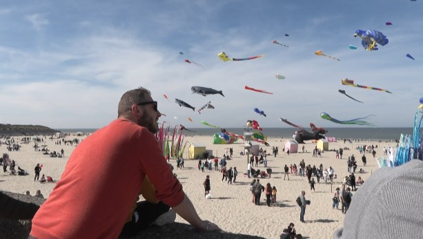 VIDEO: Berck kite festival. The 38th Berck International Kite Festival got underway this weekend in northern France. This year, North and South America are in the spotlight, with a team from Colombia showing off their skills
