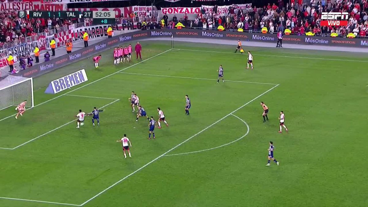 Vignolo se la paso chupandole las medias a Borja y al minuto erra esto abajo del arco No puede jugar mas en River