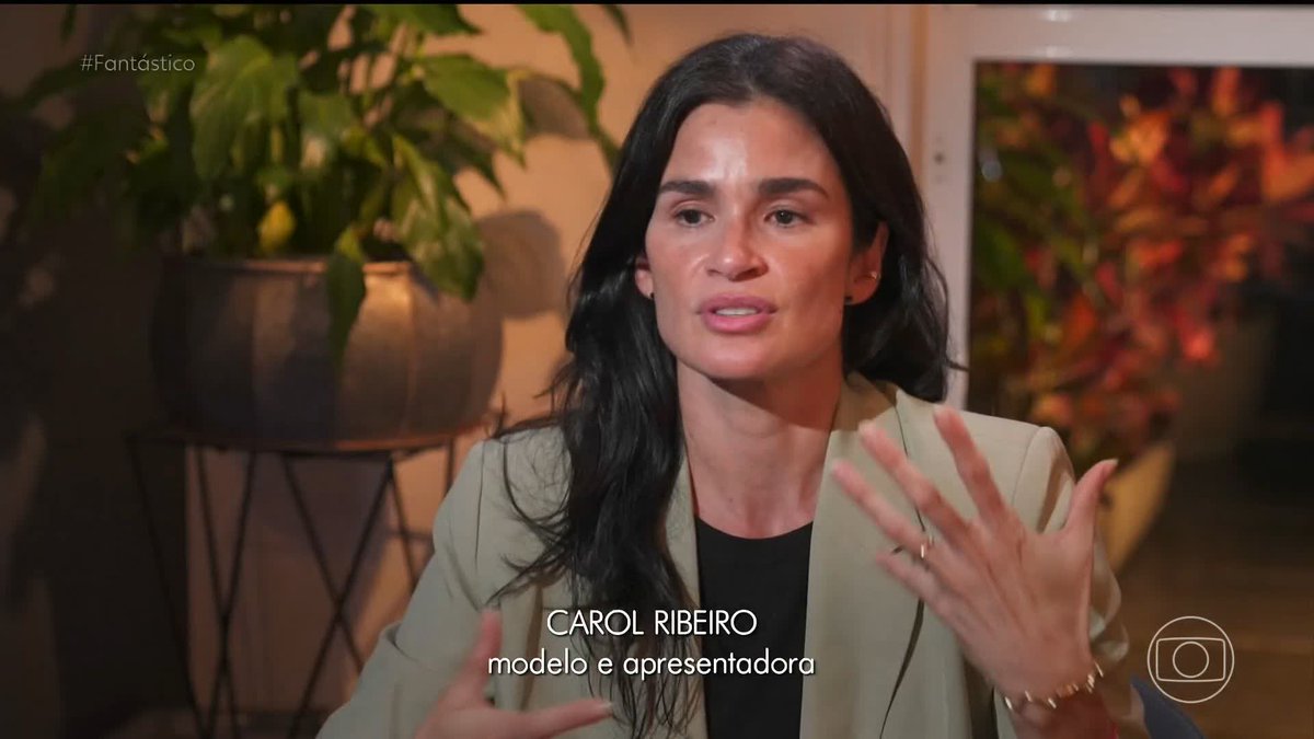 A modelo Carol Ribeiro, diagnosticada com esclerose múltipla, contou ao #Fantástico sobre a confusão que sentiu no início dos sintomas: 'Será que é menopausa? Será que é síndrome do pânico?'.
