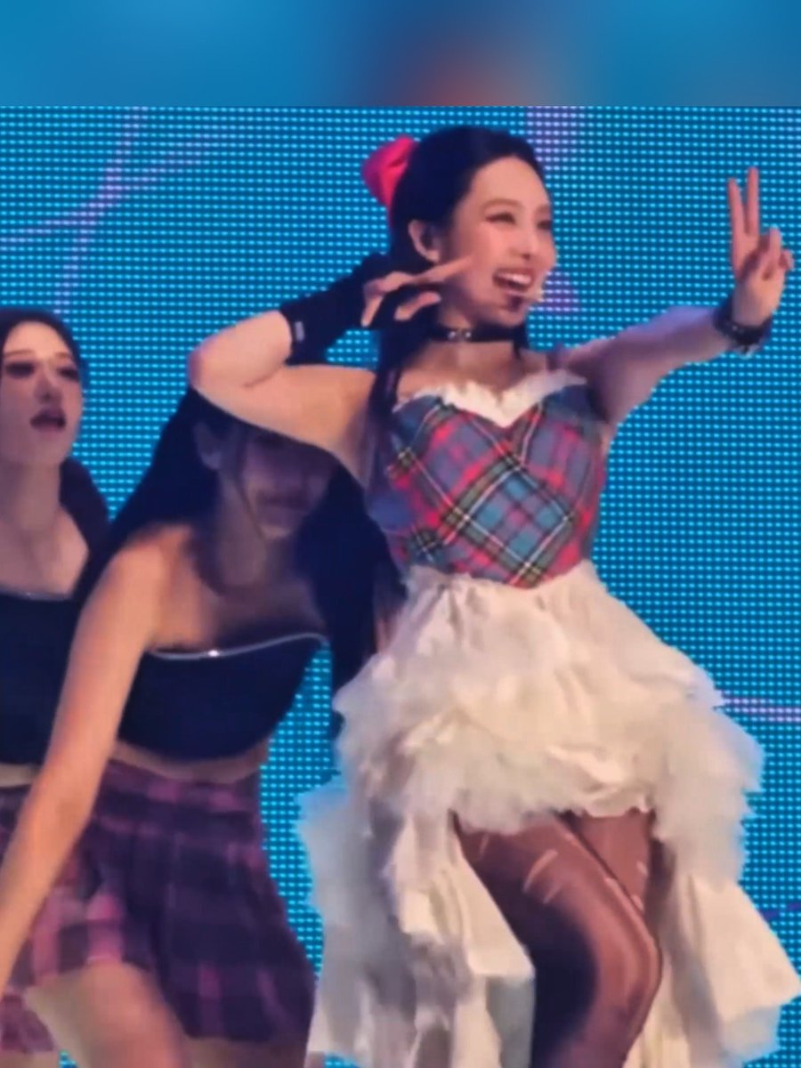 Sometimes I can’t help but be amazed by Nayeon’s insane breath control and stamina. Do y’all understand how insane it is to be jumping around like that and still hitting all the right notes? 😭