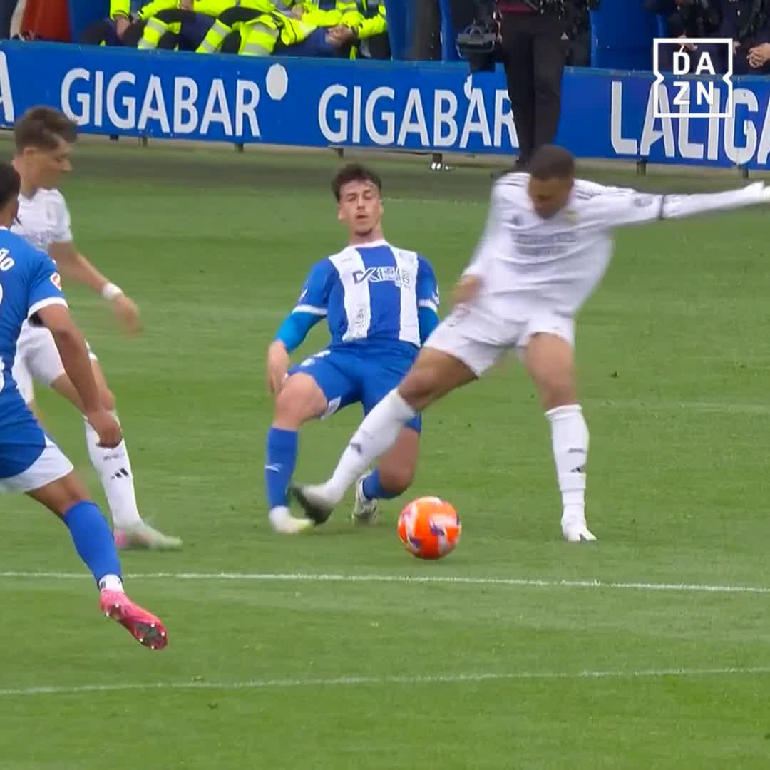 Was für ein brutales Foul. Wenn ich mir die Situation anschaue, komme ich zum Entschluss, dass er nur den Gegner treffen wollte. Das sollte mindestens 4-5 Spiele Sperre zur Folge haben.