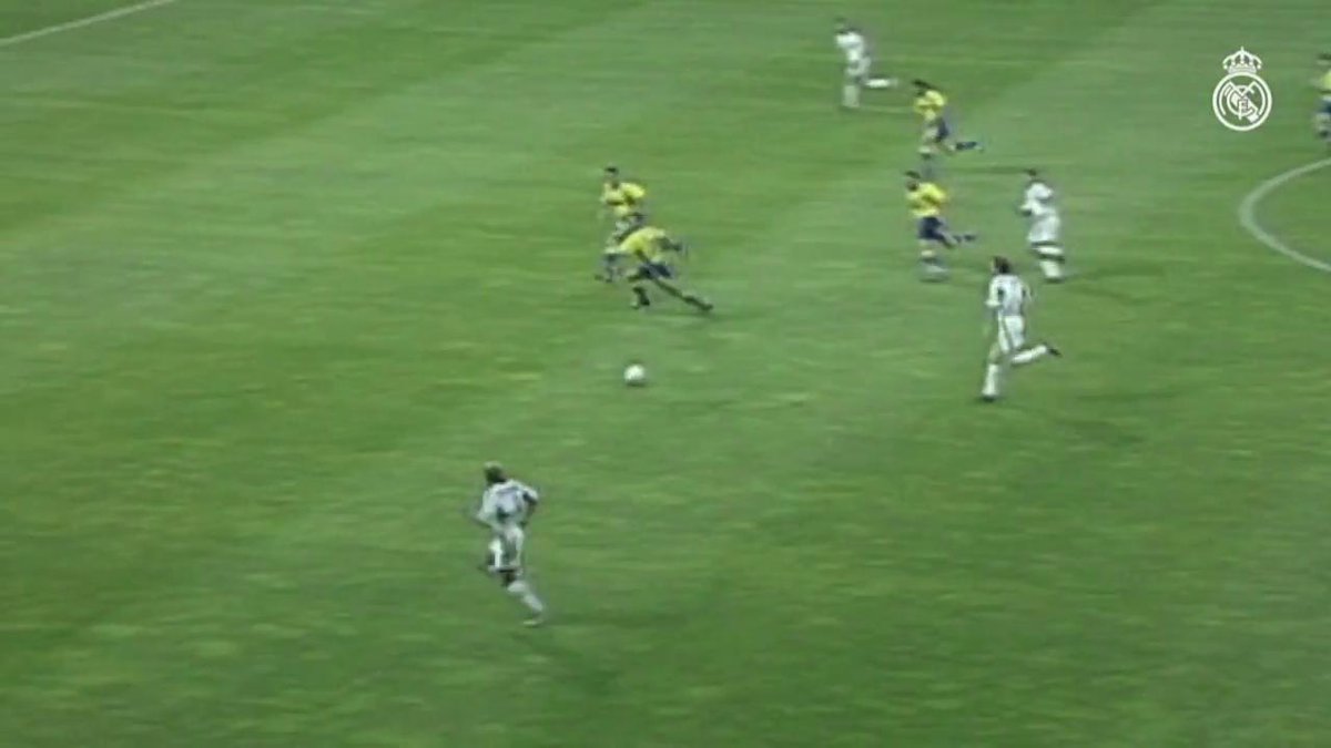 🇪🇸🪄 24 years ago today: Guti with a class finish for Real Madrid. 😍 He scored a hat-trick in this game too. 3️⃣⚽️