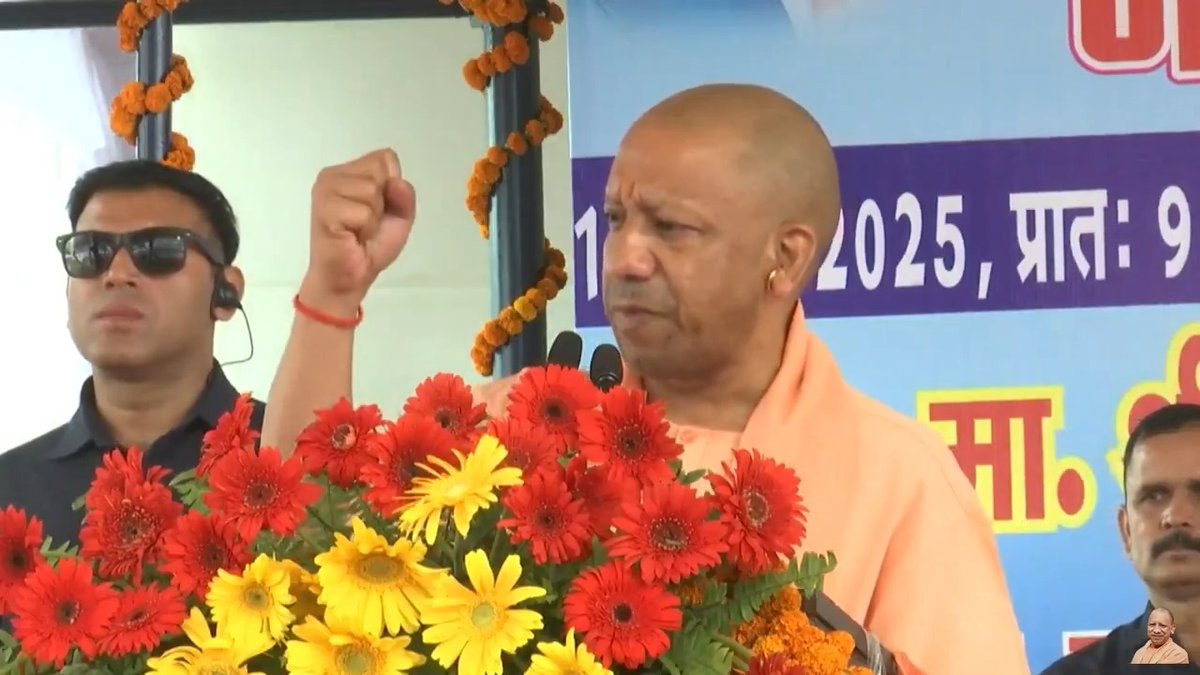 140 करोड़ लोग उत्तर से दक्षिण, पूर्व से पश्चिम तक एकता के सूत्र में बंधकर दुनिया के सबसे बड़े लोकतंत्र के रूप में अपनी धाक जमा रहे हैं… ये सब संभव हो पाया, 'भारत के संविधान' के कारण…