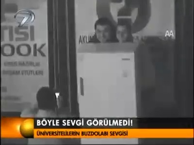 Sivas'ta 4 üniversite öğrencisi, aldıkları buzdolabıyla hatıra fotoğrafı çektireli 16 yıl oldu...