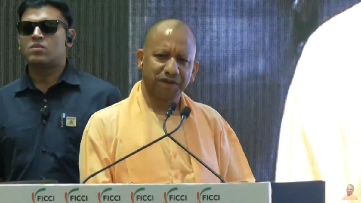 आज उत्तर प्रदेश में कहीं भी गंदगी नहीं दिखती, अव्यवस्था नहीं दिखती, अराजकता नहीं दिखती, दंगा नहीं दिखता... 'रूल ऑफ लॉ' अक्षरशः जमीनी धरातल पर दिखता है...