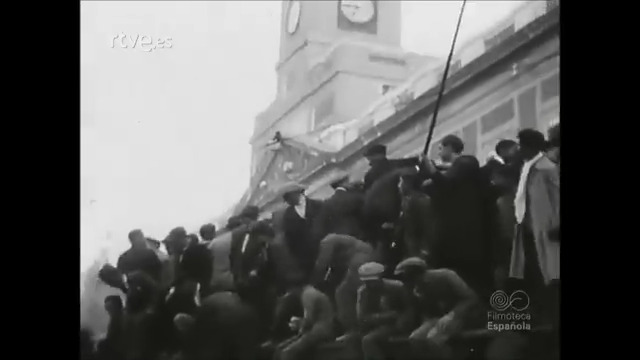El #14Abril de 1931 se proclama la Segunda República Española. El acontecimiento queda reflejado en este excepcional documento que forma parte de nuestro Patrimonio Audiovisual, conservado en Filmoteca Española --> #FelizSemana #BuenosDías #14DeAbril