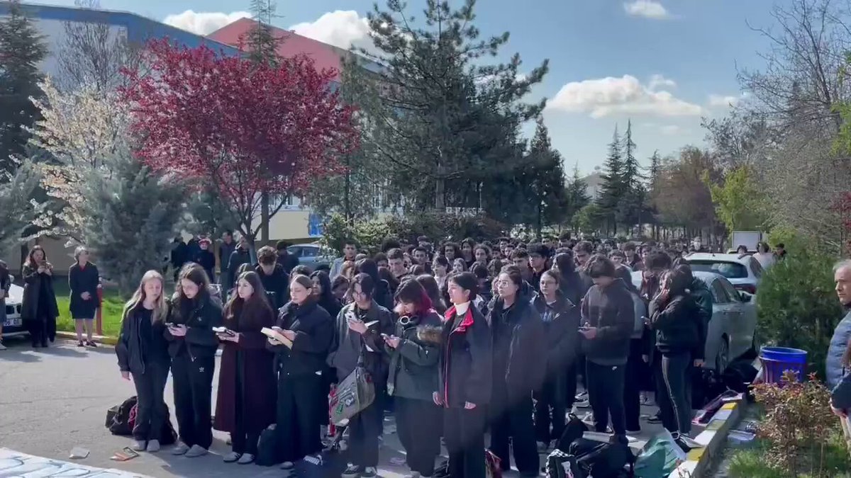 “Öğretmenime dokunma” diyen liseliler ayakta! Ankara'da Nermin Mehmet Çekiç Anadolu Lisesi öğrencileri, öğretmenleri için yaptıkları eylemde Gençliğe Hitabe'yi okudu