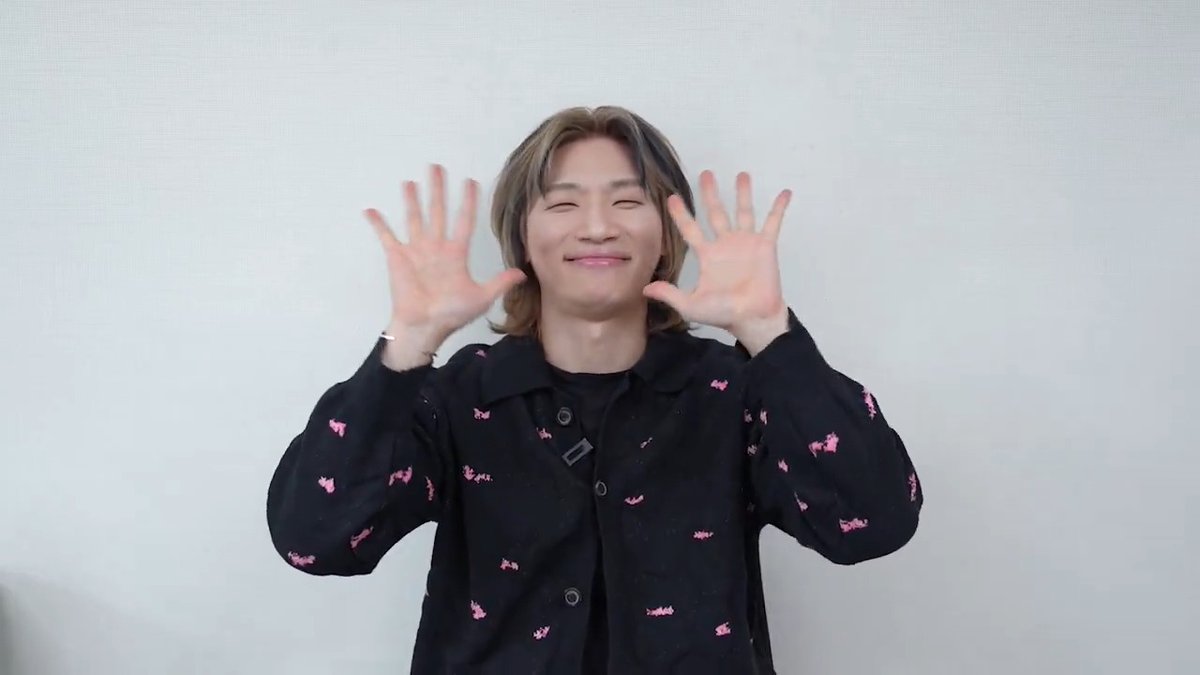 D-LITE 1st Mini Album『D's WAVE』絶賛配信中💛 ロックベースのバンドサウンドをベースにした、感性的でソウルフルな今作🎸✨ タイトル曲「Universe」を含む、豪華な全8曲です📀 AWAに届いた素敵なコメントもお見逃しなく🎧🎵 DAESUNG #대성 #DAESUNG #DLITE #DsWAVE ▶︎