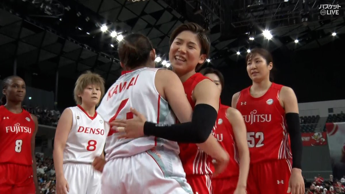 京王電鉄 presents #Wリーグプレーオフ ファイナル 攻める #川井麻衣 守る #町田瑠唯 お互いをほめたたえるプレーが続きます！ 富士通 🆚 デンソー GAME5📡 W LEAGUE（Wリーグ） 富士通レッドウェーブ デンソーアイリス/DENSO