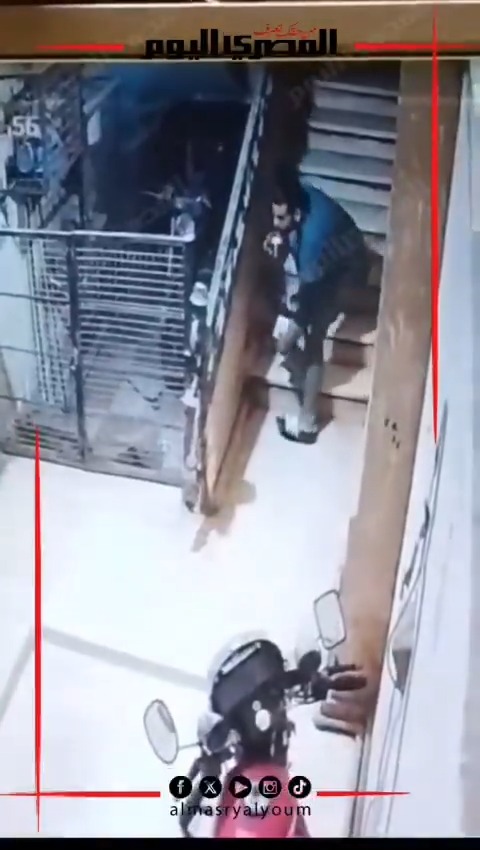 حرامي صاحب مزاج بيشرب شاي وهو بيسرق مواتير المياه.. كاميرات المراقبة تكشف الواقعة من داخل منزل بالقليوبية متابعة: علي إسماعيل