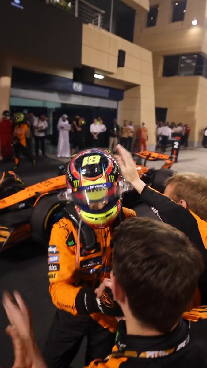 Osc showing some love to the team 🧡 #McLaren | #BahrainGP 🇧🇭