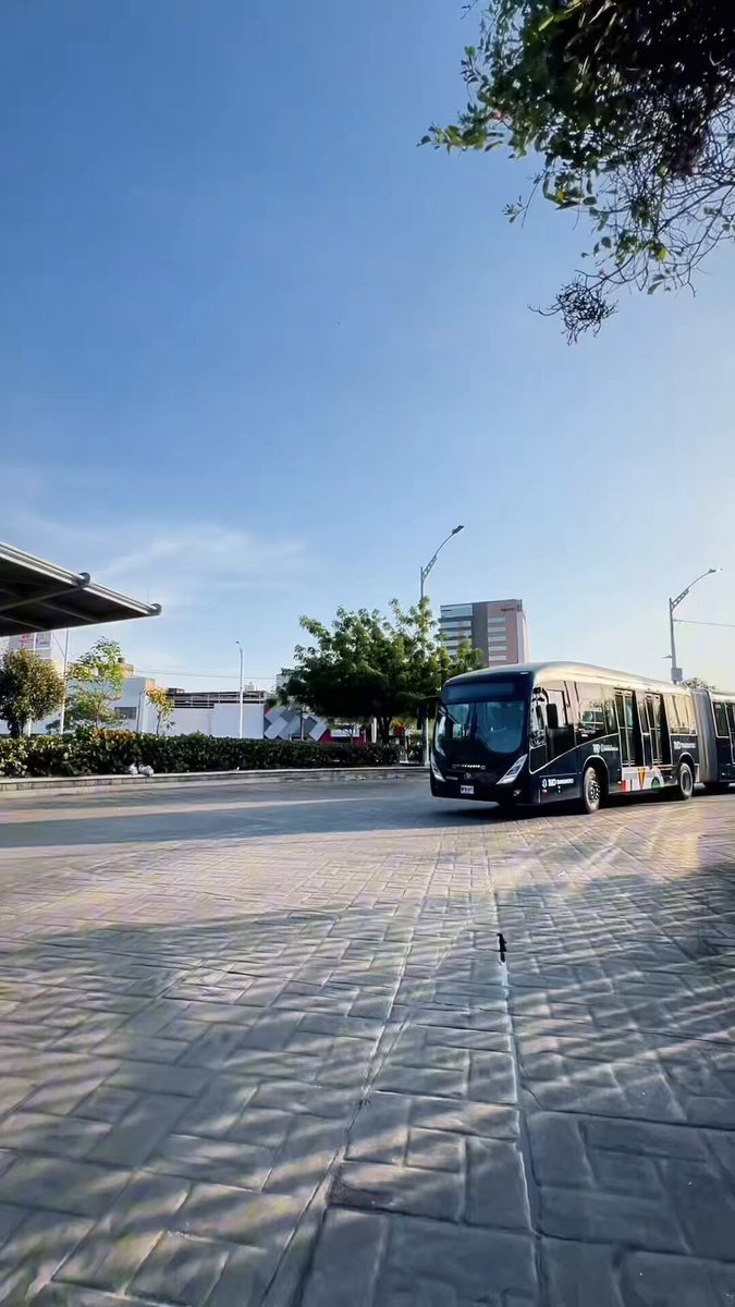 ¡Arrancamos la semana con buenas noticias! Ya están en funcionamiento los 25 nuevos articulados de Transmetrobaq. Con esto, completamos 40 buses rodando por la ciudad, con más capacidad, más comodidad y mejor servicio para los barranquilleros. ¡Esto es de ustedes, disfrútenlos! Ahora a cuidarlos entre todos.