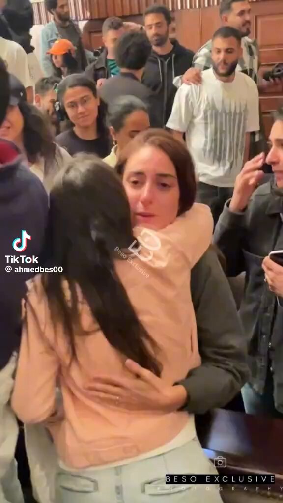 مسلسل لام شمسيه ضروري تشوفونه مع أطفالكم قصته يناقش مشكلة التحرش بالآطفال وكيف المتحرشين يهددونهم مايتكلمون خاصة لو هالمتحرش صديق العائله يخاف الطفل يتكلم ومحد يصدقه عشان كذا لو بيوم لاسمح الله عيالكم لمحو او تحسون إنهم خايفين من شيء عطوهم الامان وصدقوهم💔 المسلسل ضربت مشاعري معه وامينه خليل بطله بكل الكواليس منهاره وتحضن الولد ماهي مستوعبه إنه تمثيل من قوة ماالقصه توجع