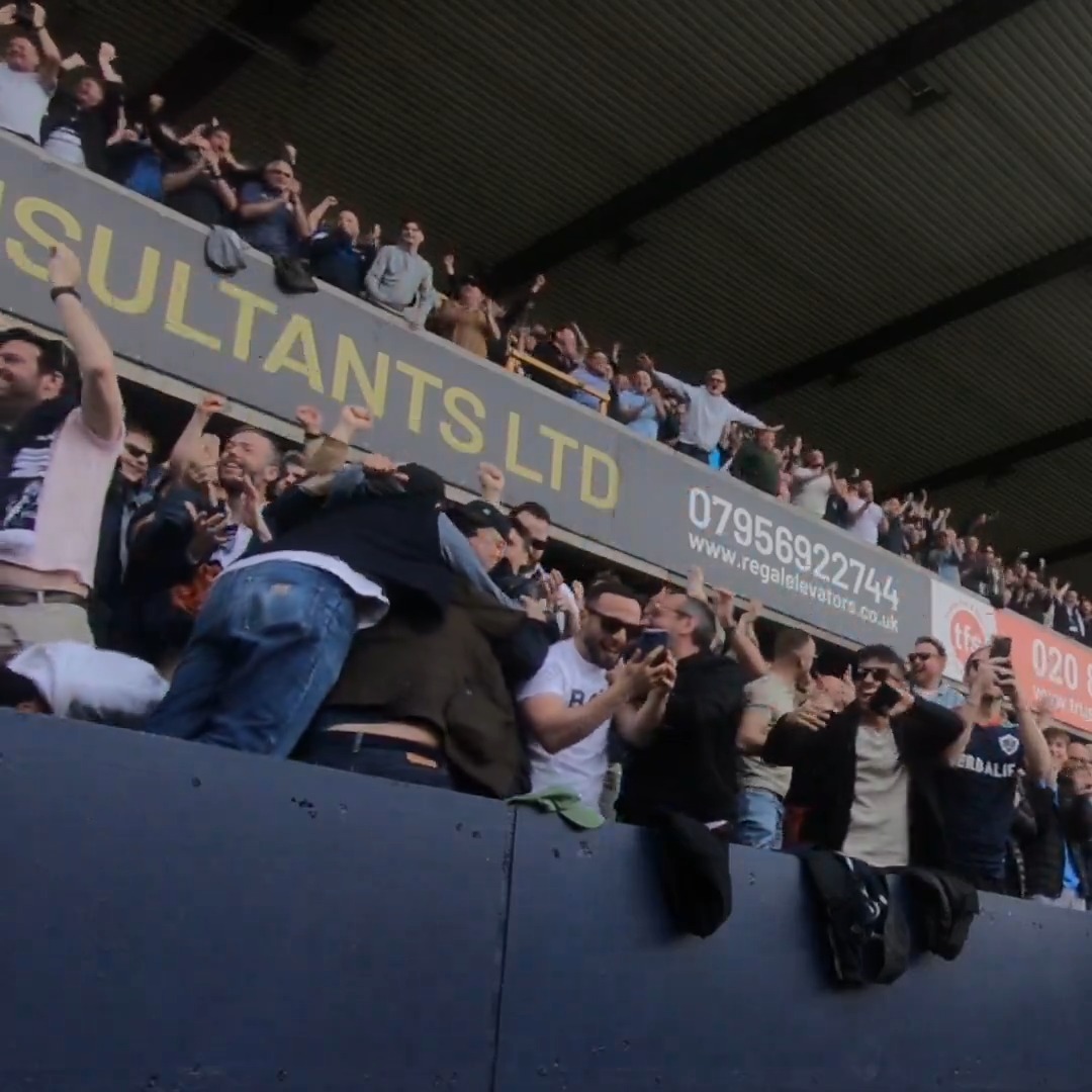 The Den erupts! 🔊📶 #Millwall
