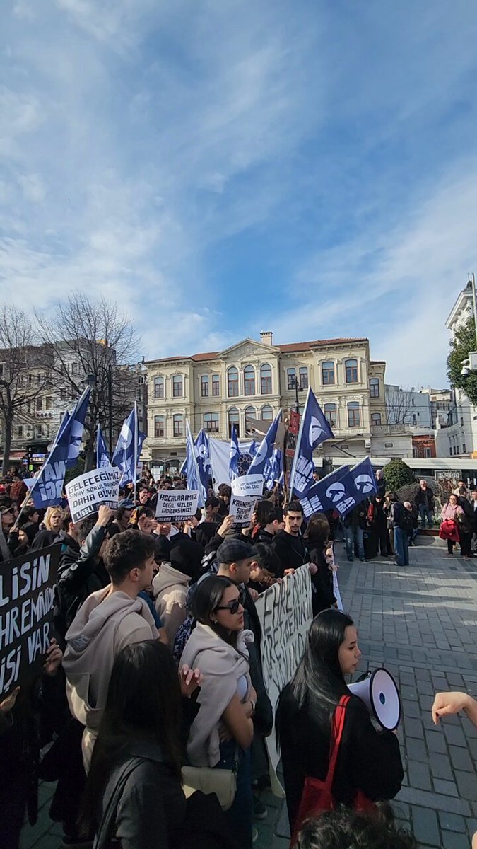 Bugünün üniversite öğrencilerinden devraldığımız lise sıralarında üniversitelilerle omuz omuza mücadeleyi sıralarımızda kampüslerimizde büyütüyoruz!