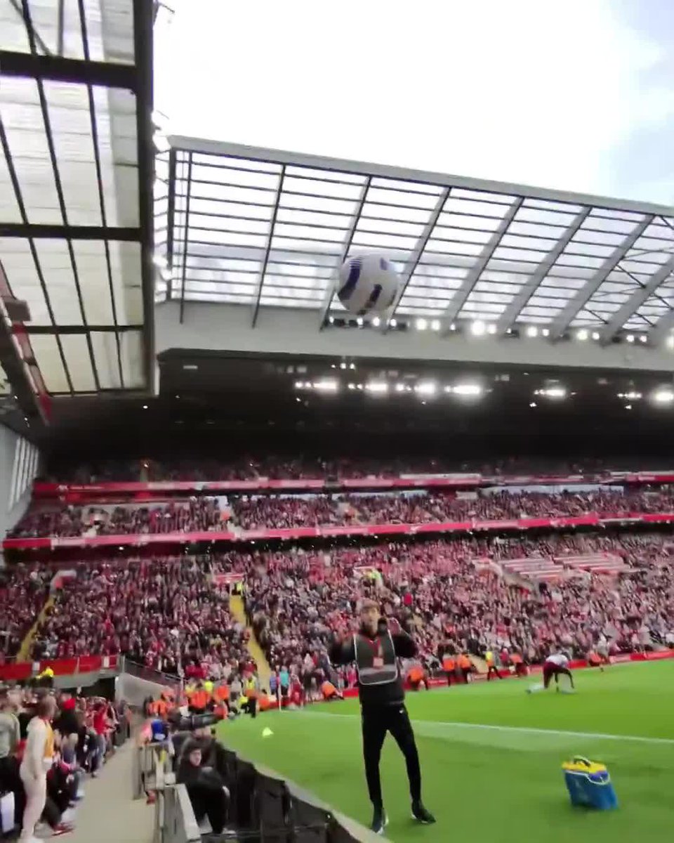 ¿Podría decirse que este hincha participó del agónico gol de Van Dijk para el 2-1 del Liverpool ante West Ham en la #PREMIERxESPN? Épico momento vivido desde la tribuna de Anfield... 🔥😱 📹 Ali Hamidi
