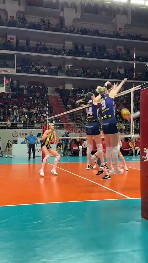 🙌 Eda Erdem bloktan sayıyı alıyor ve seti 25-13'lük skorla bitiriyor. Durum 2-2 ve artık karar setine gidiyoruz.