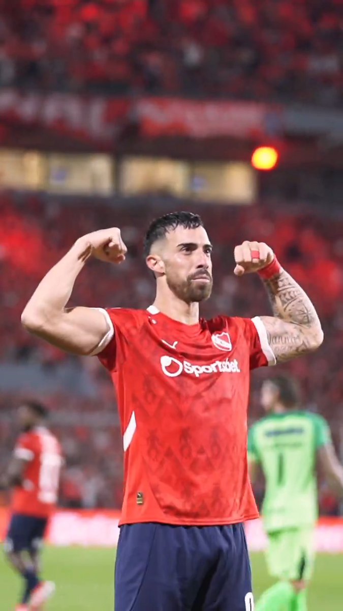 Hay golazos de cabeza y este de Ávalos es uno. Así abría la cuenta de la noche el 9 de #Independiente. #TodoRojo 🔴