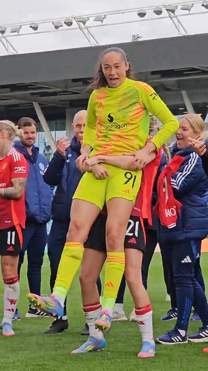 Making sure @Phallon91 had her moment to shine 🤩 #MUWomen || #WomensFACup