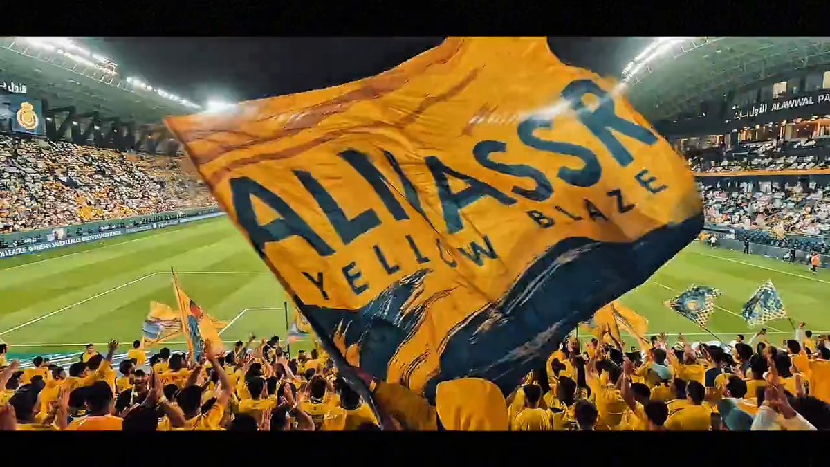 حضور ووفاء كالعاده ، جمهور حاضر بروحه 💪🏻💛 في إحدى ليالي الرياض ، قدّم اللاعبون هدايا تيشيرتات موقّعة لاعضاء YELLOW BLAZE نظير جهودهم في المباريات الماضية ومساندتهم المستمره 🔥💛 #النصر_الرياض #معاك_يانصر