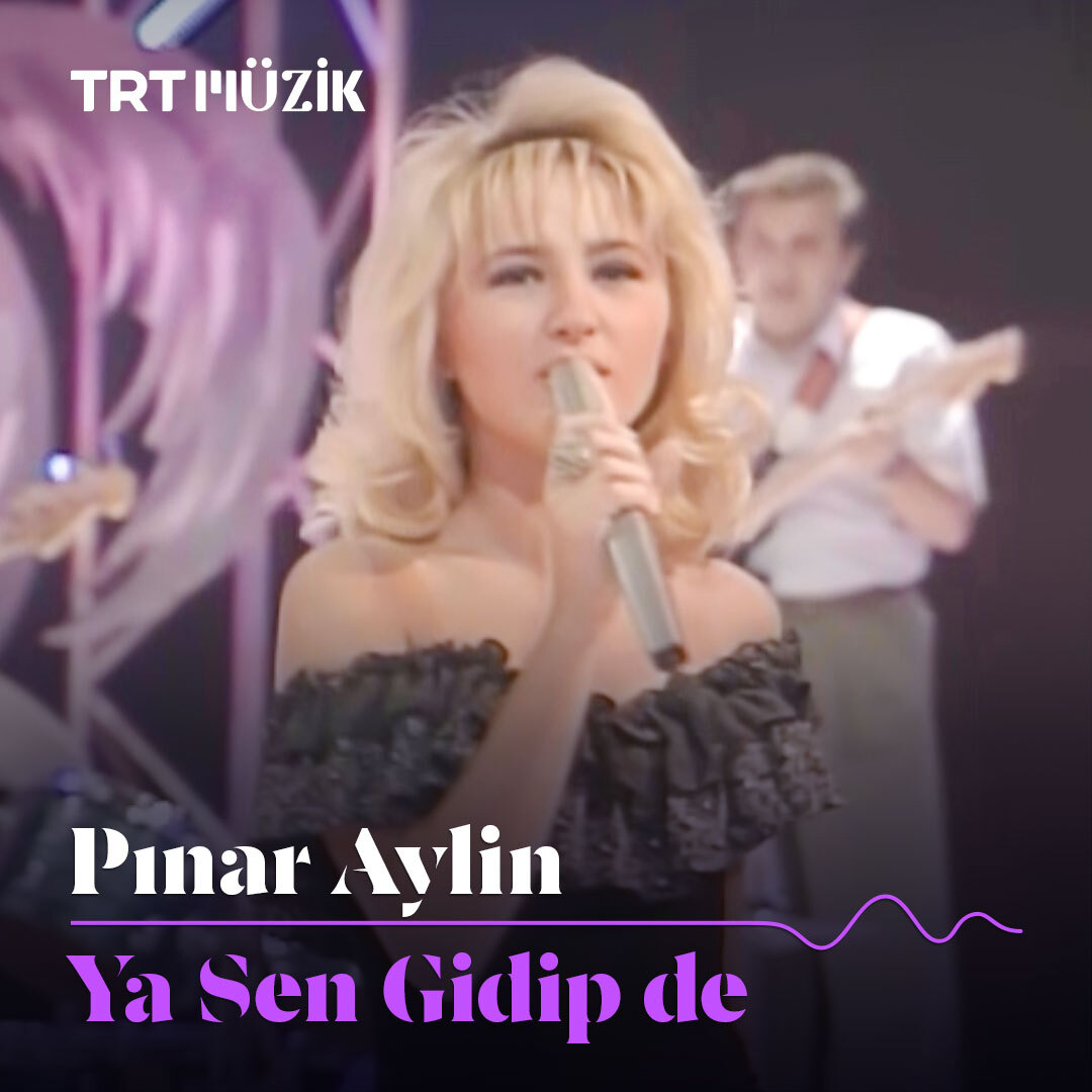 1995 yılına ait bu görüntülerde Pınar Aylin, sözü ve müziği Ümit Sayın imzalı bir şarkıyla sahnede: "Ya Sen Gidip de" 🤍