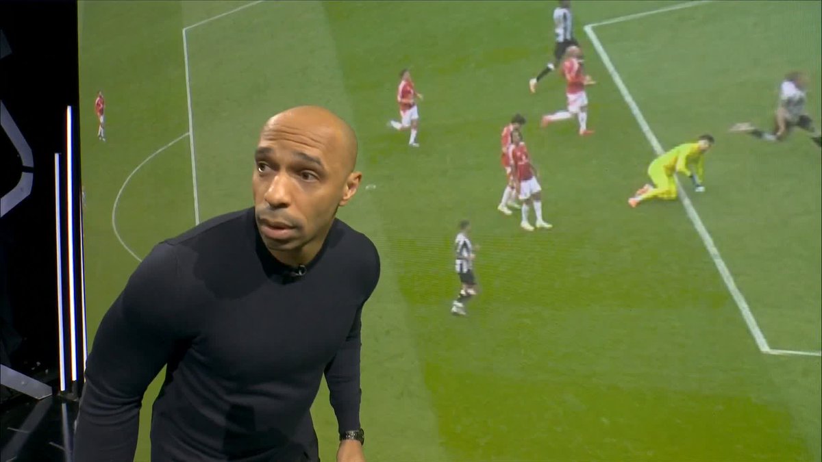 "I don't know what he's looking at?" 🤨 Thierry Henry baffled by Leny Yoro here 😂