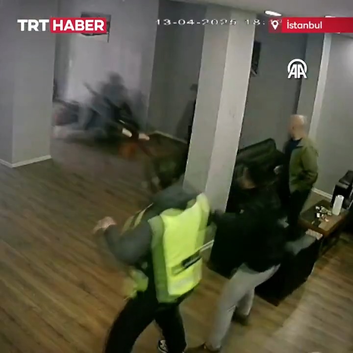 Pendik’te kontrolden çıkan motosiklet dükkana girdi.