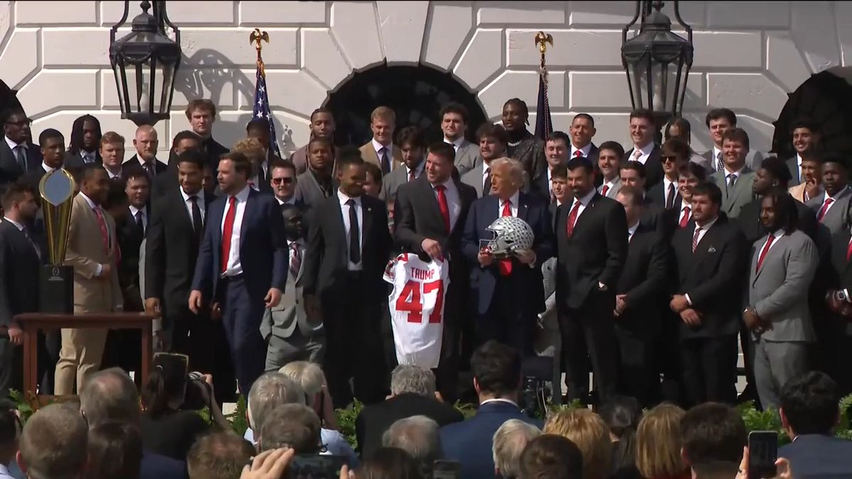🚨🚨THIS IS AWFUL🚨🚨 VICE PRESIDENT JD VANCE DROPPED THE NATIONAL CHAMPIONSHIP TROPHY AT THE WHITE HOUSE OSU CELEBRATION. 😬 Bad fumble…