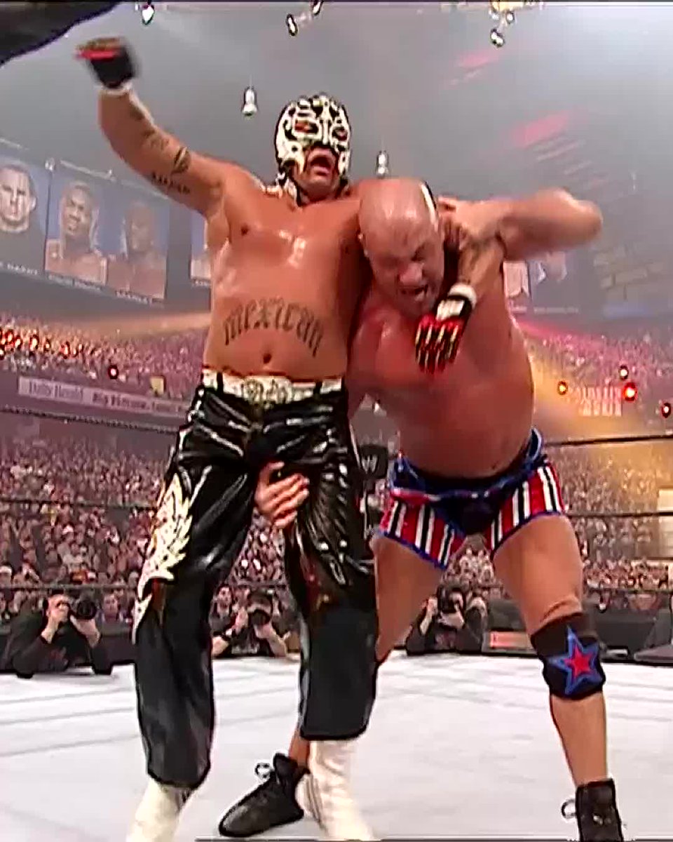 Uno de los grandes momentos de ♛Rey Mysterio❔ sin duda fue #WrestleMania 22 tras ganar el Campeonato Mundial Pesado 🙌👤🇲🇽🔥