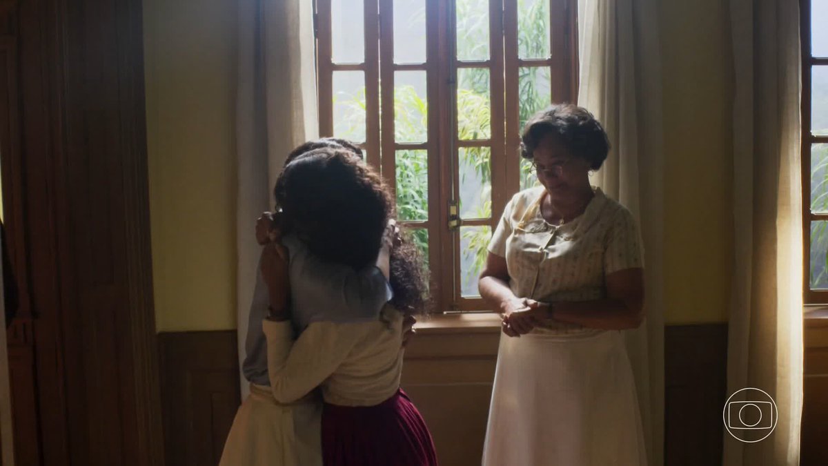 "Mãe, espera. Toma." (Beatriz) "O anel que seu pai me deu quando me pediu em casamento. Prefiro que fique com voce, assim ninguém vai desconfiar, minha filha." (Clarice) "Ouviram?Me chamou de filha." "FILHA FILHA FILHA." QUE LINDAS.#GarotaDoMomento