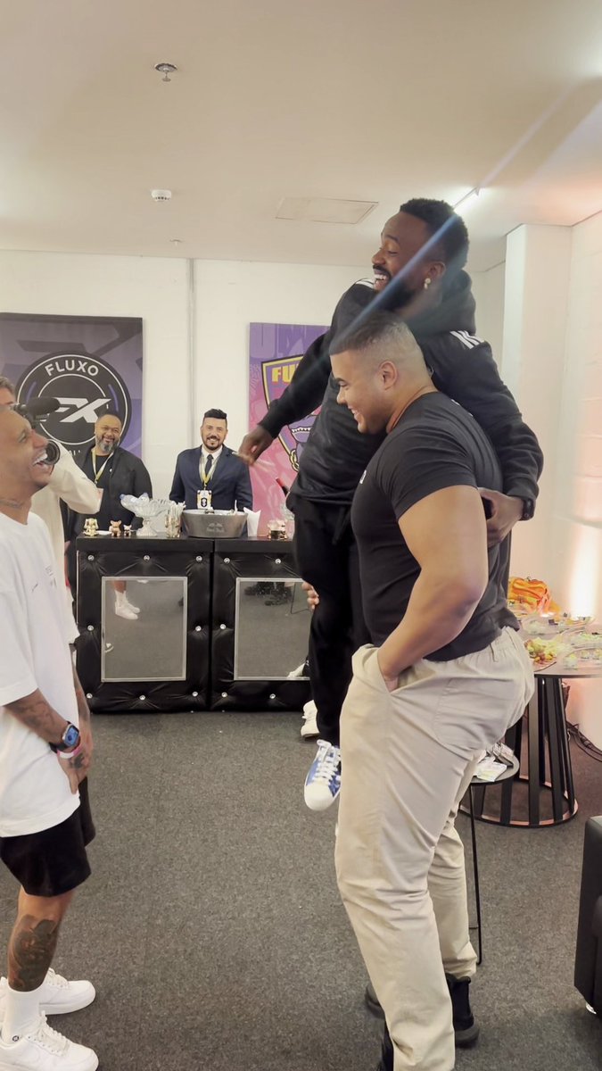 O esforço do Bitelo pra erguer o N E G R E T E 💀 Os cara são forte, viu? #FURIAFC encontrando ninguém menos que Ramon Dino com o Toguro aqui na Kings! 🦖