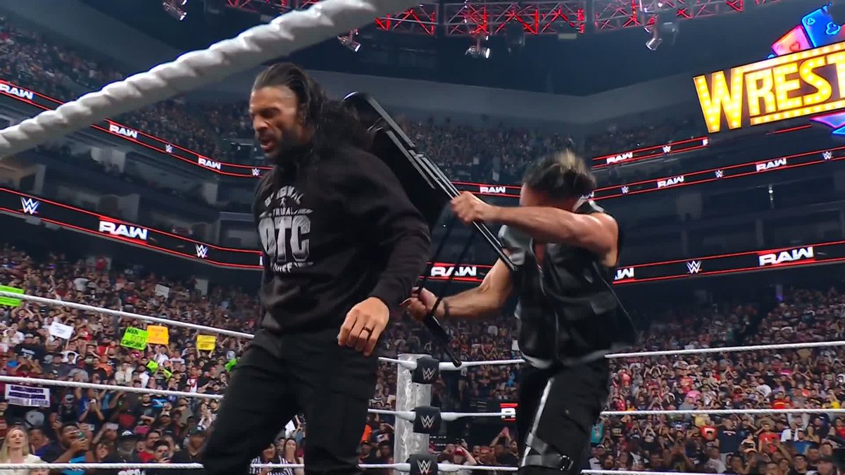 Seth Rollins volvió a darle un silletazo a Roman Reigns 🤯 #WWERaw