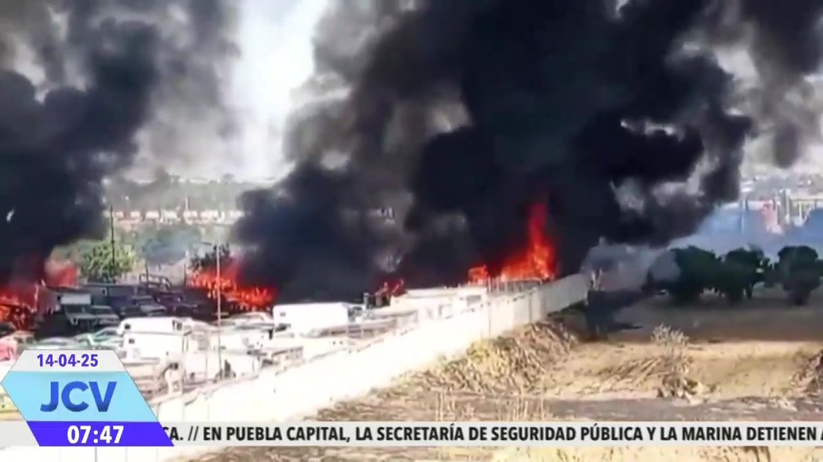 233 vehículos quedaron reducidos a cenizas tras un incendio ocurrido en un corralón ubicado en los límites de Juan C. Bonilla y San Pedro #Cholula. #NoticiasPuebla #Puebla #JuanCarlosValerioNoticias
