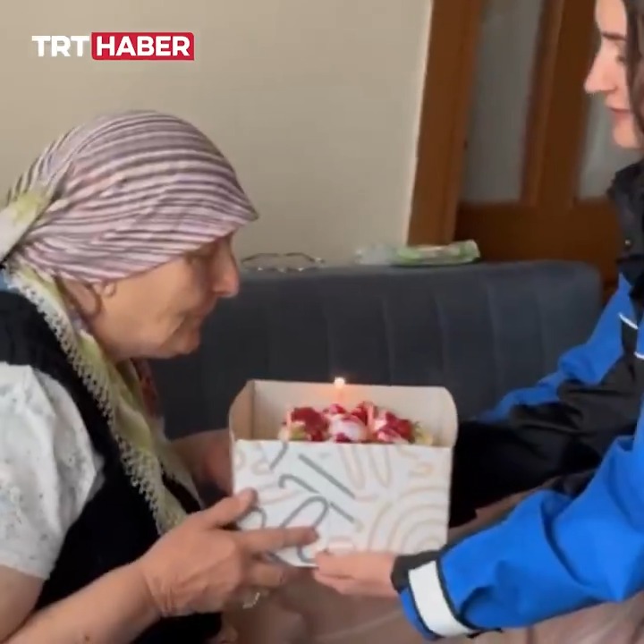 🎂Erzincan'da 112'yi arayıp polisleri çok sevdiğini söyleyen Suzan teyzeye, 71. doğum gününde sürpriz...
