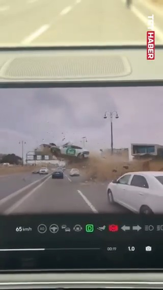 🔴Bakü’de kontrolden çıkan bir taksi araçların üzerinden uçtu.