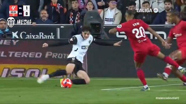 🥶 Asistencia de Diego 🎯 Recorte y definición de Javi Guerra #LaLigaHighlights #ValenciaSevillaFC
