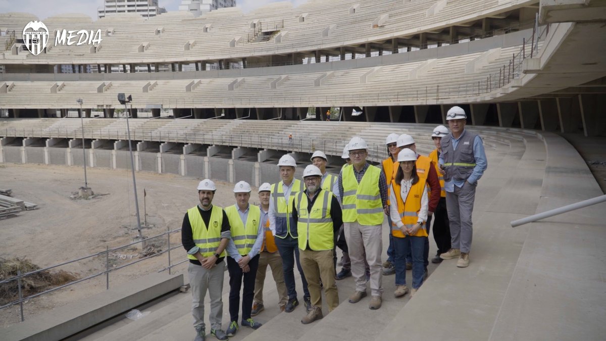 Representantes de la Generalitat Valenciana visitan las obras del Nou Mestalla 🏟️ ➡️ Han podido ver los avances técnicos de la que será la nueva casa valencianista en verano de 2027. #ADNVCF 🦇