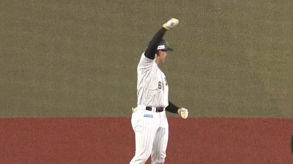 プロ初打点でガッツポーズ‼️㊗️ 千葉ロッテ #山本大斗 選手がタイムリーヒットを放つ‼️ #chibalotte 👇ライブ配信はこちら