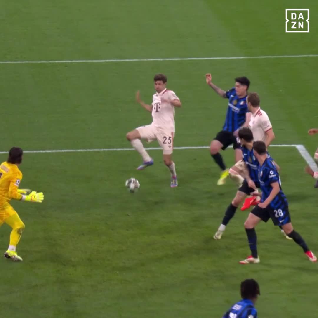 Ton an: Die Bayern-Fans schreien sich für Müller die Seele aus dem Leib! Im Rückspiel muss er in die Startelf, oder!? ODER!? #DAZNmoment Inter vs. FC Bayern Mittwoch, 16. April Übertragung ab 20 Uhr Live auf DAZN in Deutschland #INTFCB #UCL