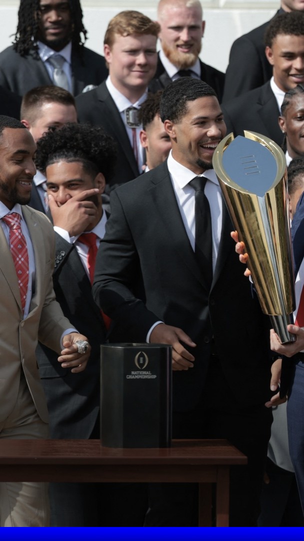 Le vice-président américain J.D. Vance fait tomber le trophée universitaire de football américain