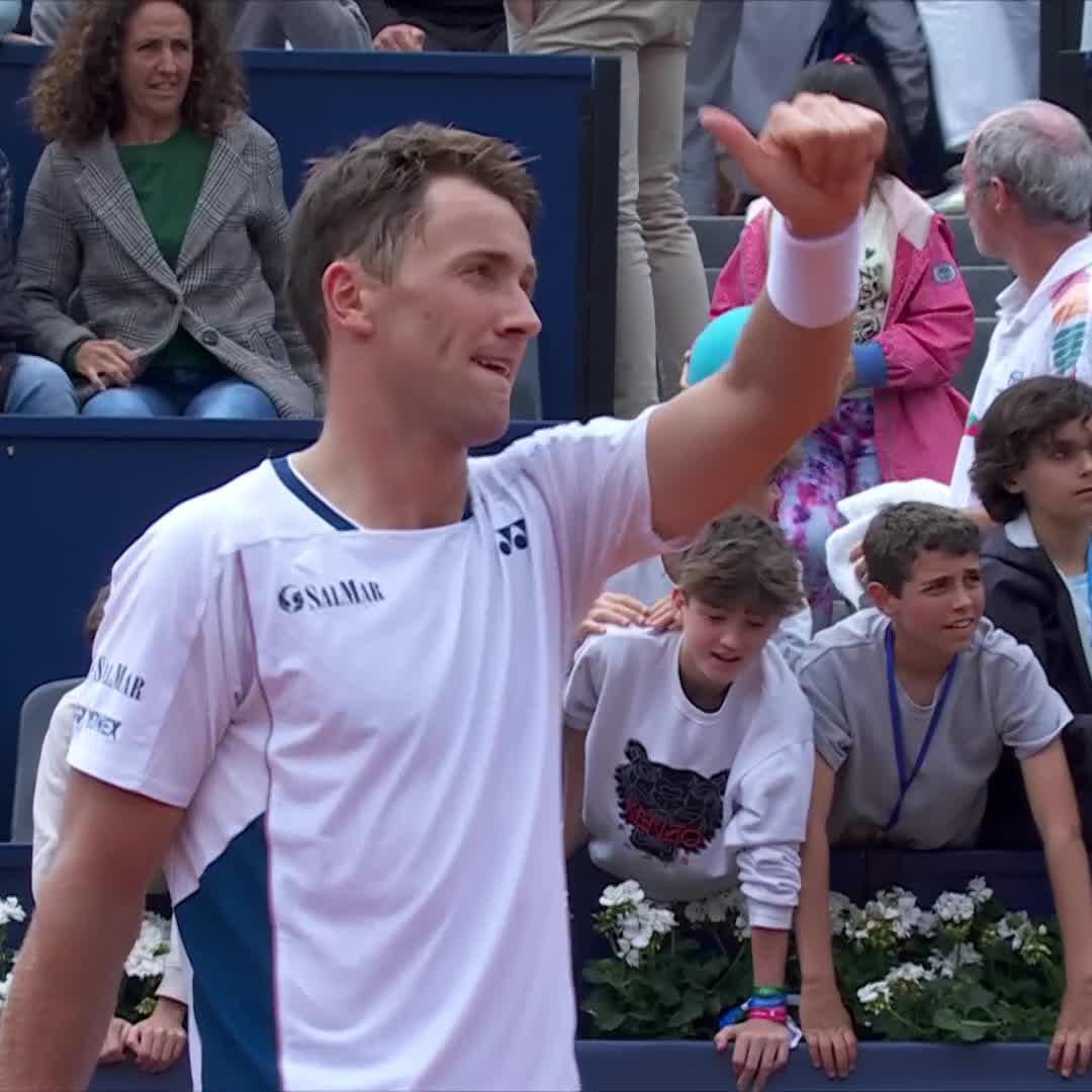 Defending champ starting strong 💪 Casper Ruud dispatches Galan 6-4 6-3 in Barcelona! #BCNOpenBS