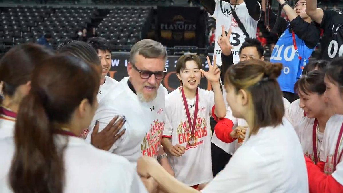 テーブスHC「俺、昨年より重たいよ」 宮澤選手「大丈夫！みんながいるから😤」 優勝後の和やかな胴上げ☺️🙌 BT テーブス (BT TOEWS) 宮澤夕貴 富士通レッドウェーブ #Wリーグプレーオフ #Wリーグ
