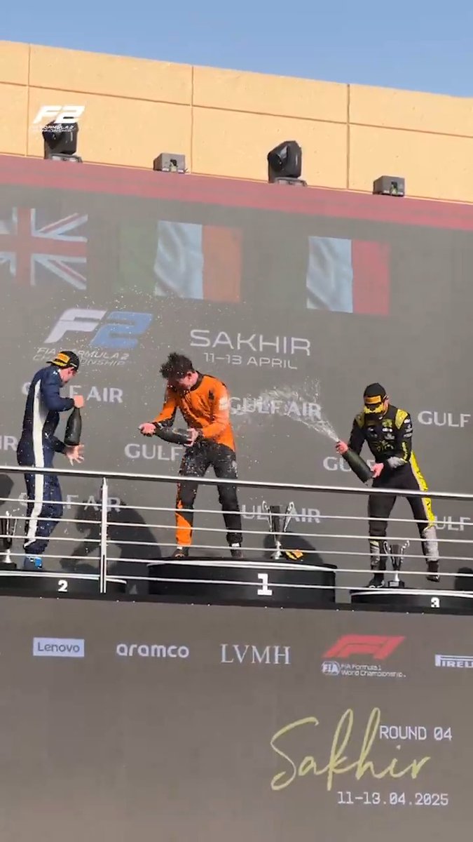 That's one proud dad 🥹 Alex Dunne's father couldn't have been more proud of his son as he claimed his first #F2 victory in Sakhir 🏆 #BahrainGP