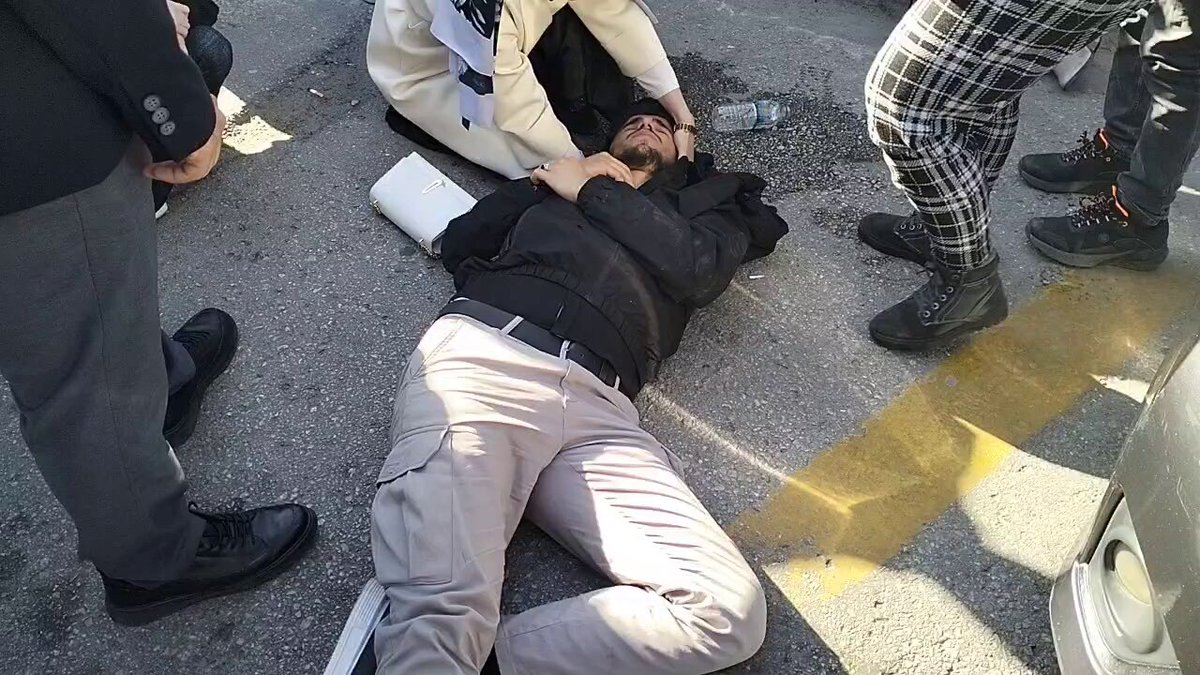 MEB önünde oturma eylemi yapmak isteyen Mülakat Mağduru Öğretmenlere polis müdahale etti. Bir öğretmen müdahale nedeniyle fenalaştı. Gözaltına alınan öğretmenlerin de olduğu bilgisi geldi. Ankara Kızılay’a Avukat desteği lazım.