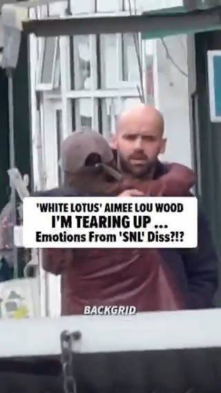 #TheWhiteLotus star #AimeeLouWood looks like she's still bothered by a #SNL skit making fun of her teeth ... because she was an emotional wreck in public. All we know about what happened ➡️ 🎥: Backgrid