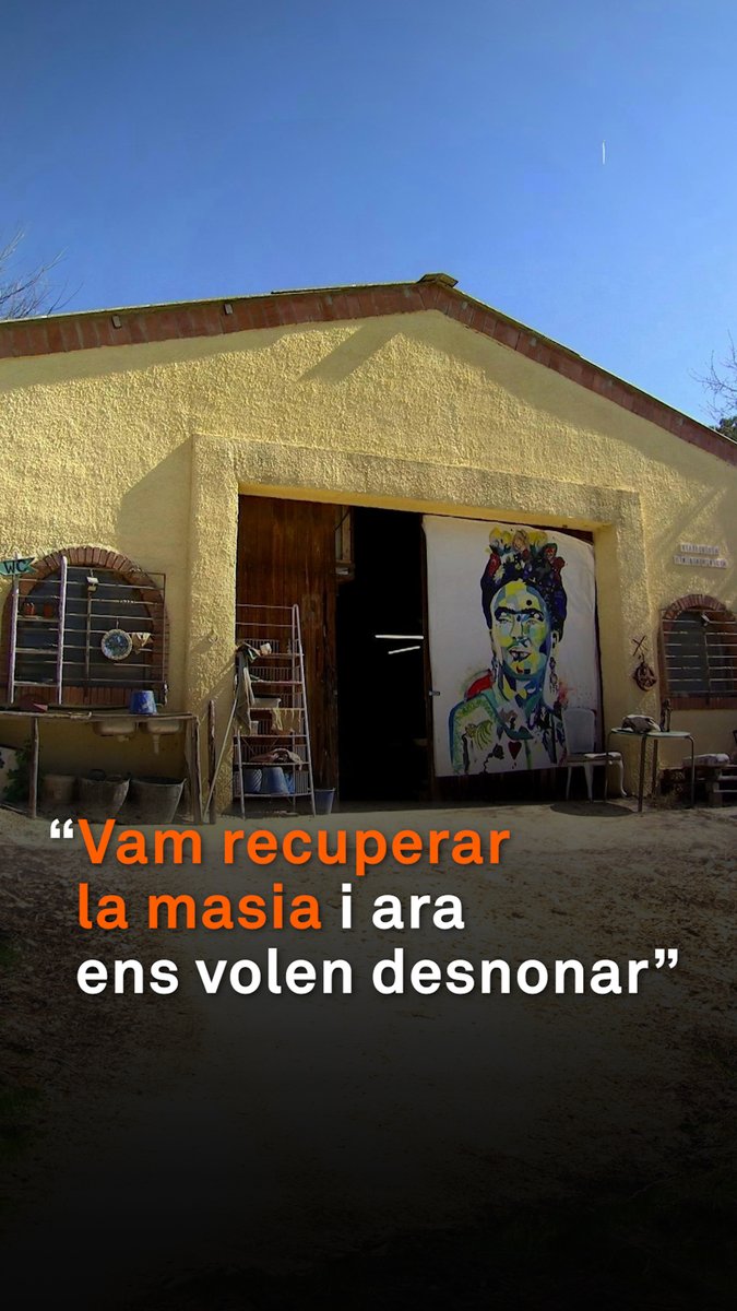 Fa 10 anys, una família va rehabilitar una masia en ruïnes de Maçanet de la Selva i la va convertir en un centre comunitari. Ara, la Sareb, propietària de l’edifici, els vol desnonar. L'Ajuntament s’hi oposa: “Ara que té vida, la volen vendre”